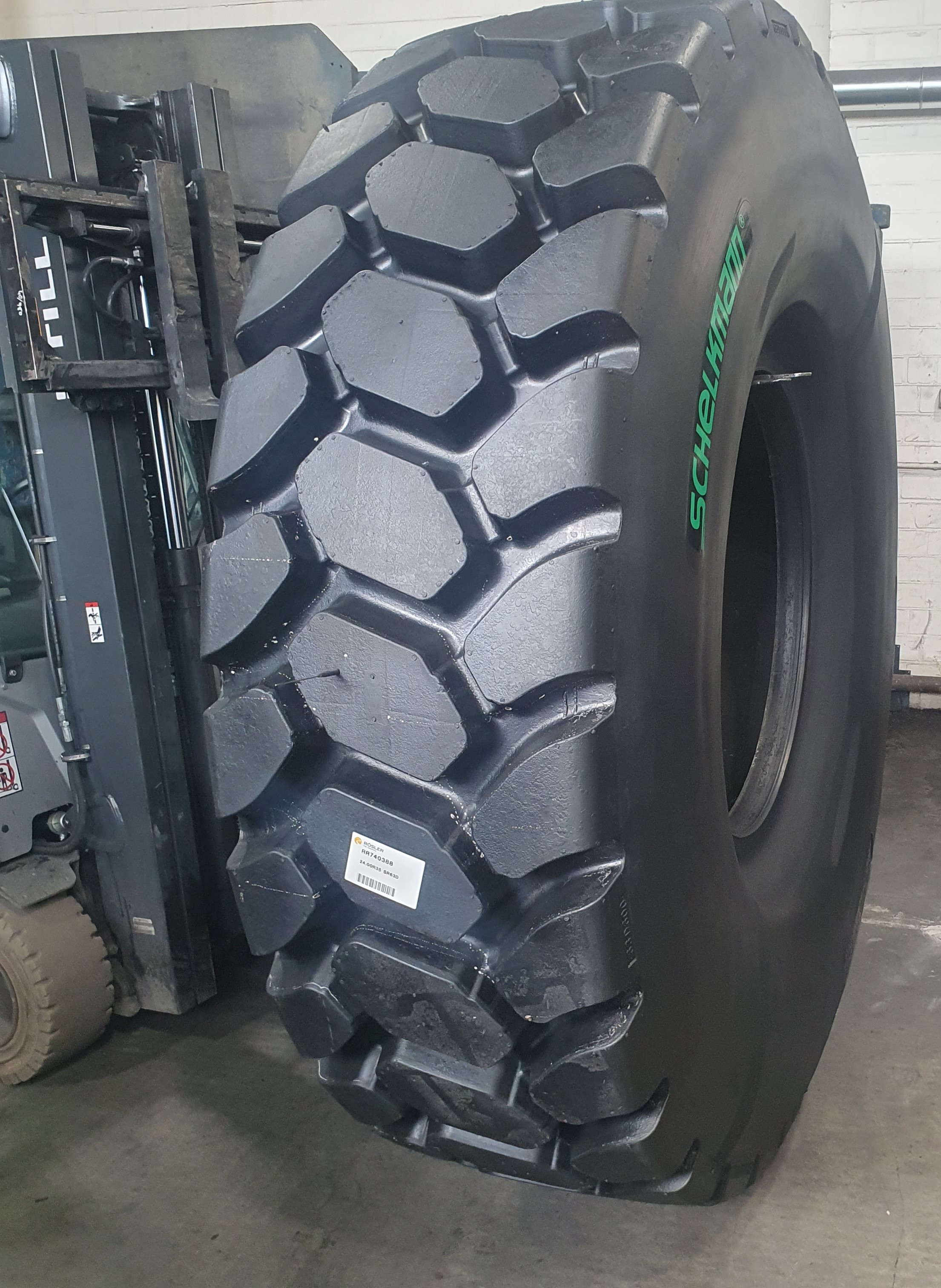 Der Inline-Reifenabnutzungssensor nach dem Einbau in einen Lkw-Reifen.