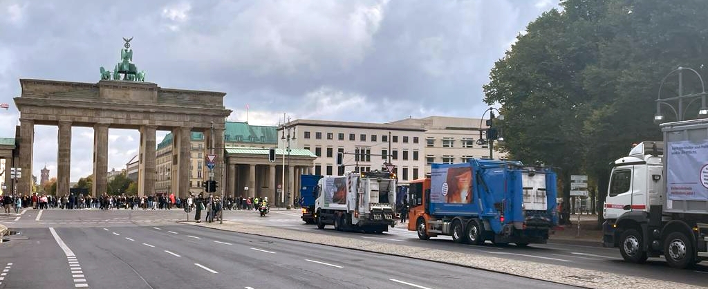 Müllwagenkorso der Recycling- und Entsorgungsbranche vor dem Brandenburger Tor